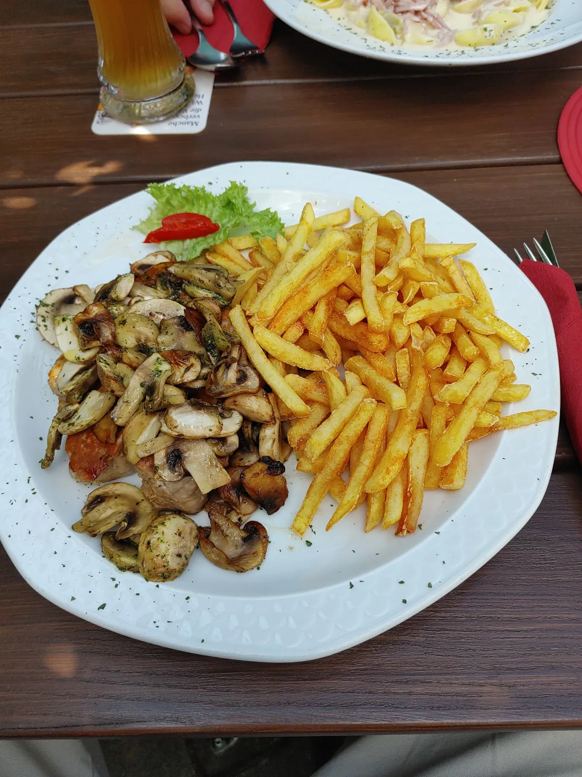 Lendenmedaillons mit Pilzen und Pommes frites